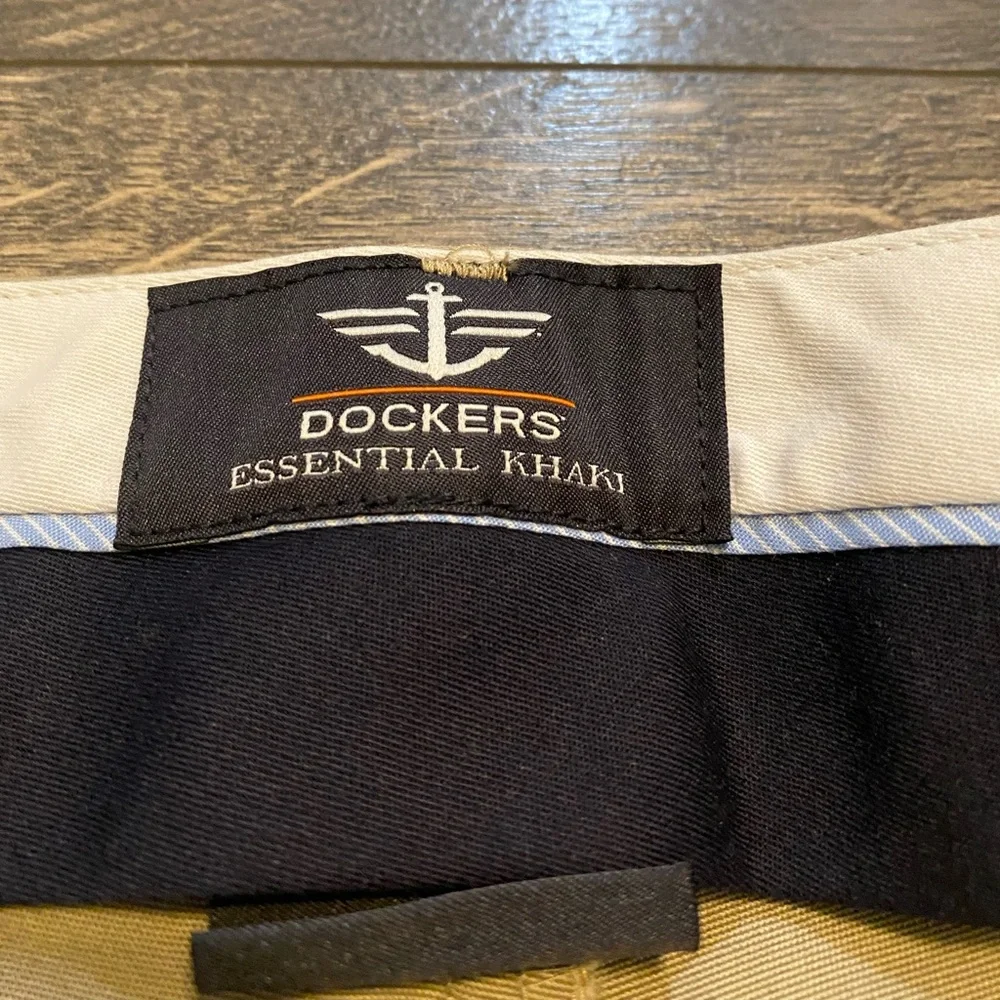 Dockers Essential Khakis SZ 42‎ X 32